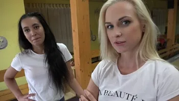 Troca de casal mulheres transando no banheiro do boliche