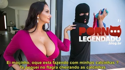 Legendado Mae pegou no flagra o bandido de calcinha da mamãe